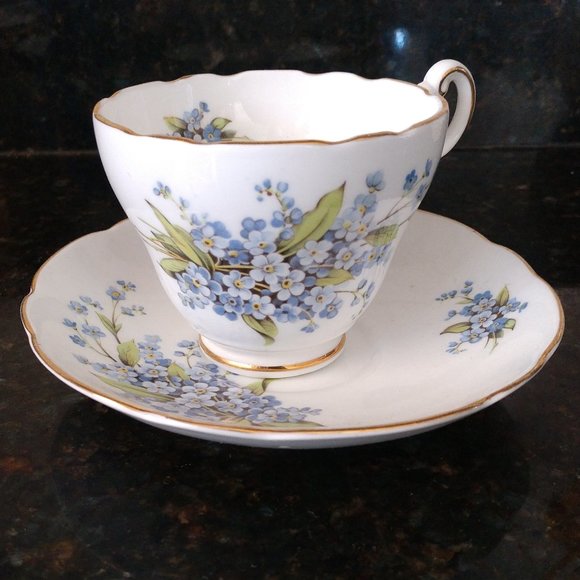 GROSVENOR BONE IN CHINA ENGLAND FLORAL BLUE WHITE SCALLOPED GOLD RIM TEA CUP - Picture 2 of 15